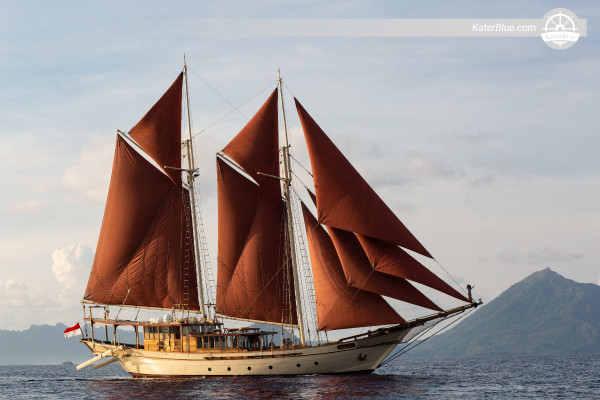 Lyxig traditionell yachtcharter med skeppare över natten - Labuan Bajo till Rinca, Komodo och Pink Beach (40,2 m, King Suites, upp till 14 gäster)
