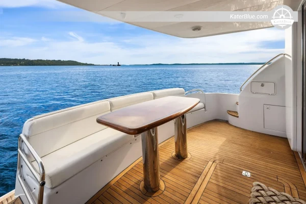 2001 Hatteras 63 Cockpit Motor Yacht for Sale – 3 Cabins – Seattle USA