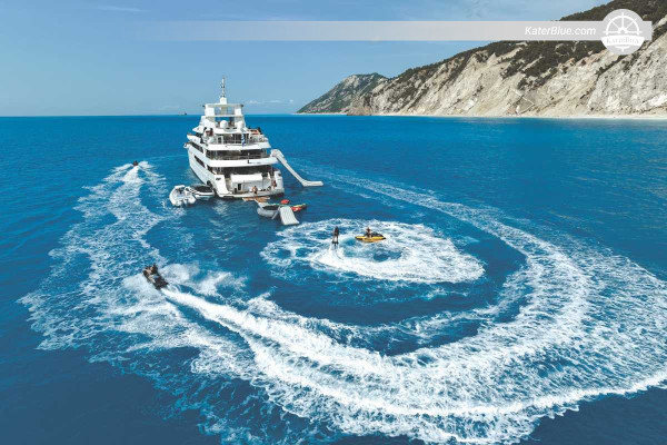 82 metrelik mürettebatlı süper yat Riviera'yı 7 gün boyunca Marsilya-Fos'tan Monaco'ya Cassis, Cannes, Antibes, Cap Ferrat ve Menton üzerinden kiralayın.