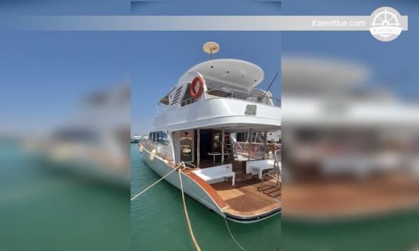 Noleggio privato di uno yacht a motore di 16,7 metri (55 piedi) con equipaggio, con partenza dal porto turistico di Porto Ain Sokhna: giornata dedicata al nuoto nella barriera corallina del Mar Rosso, alla pesca e al barbecue per 10 persone.