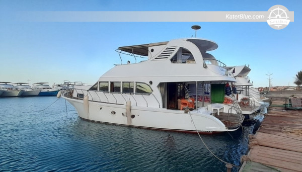 Noleggio privato di uno yacht a motore di 16,7 metri (55 piedi) con equipaggio, con partenza dal porto turistico di Porto Ain Sokhna: giornata dedicata al nuoto nella barriera corallina del Mar Rosso, alla pesca e al barbecue per 10 persone.
