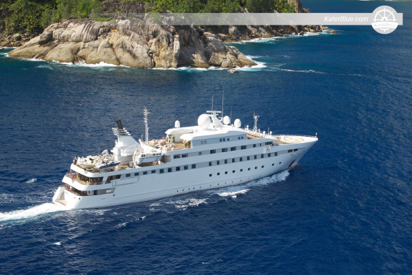 Crociera di 9 giorni con equipaggio a bordo di un'imbarcazione di 90 metri, incentrata sulle isole - da Napoli alla Corsica via Amalfi, Sicilia e Sardegna.