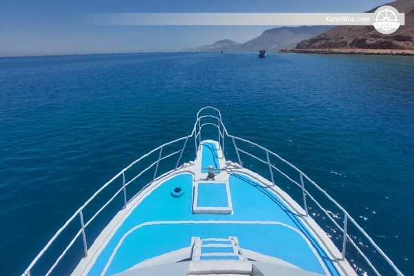 10-satni privatni najam motorne jahte od 56 stopa s posadom iz Portrait Marine Ain El Sokhna – Krstarenje Crvenim morem, plivanje, ribolov i roštilj za 8 gostiju