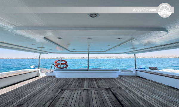 Noleggio privato di uno yacht a motore di 63 piedi con equipaggio per 10 ore, con partenza dal Sadat Marina di Ain El Sokhna – Crociera con nuoto, pesca e barbecue nella barriera corallina del Mar Rosso per 10 persone.