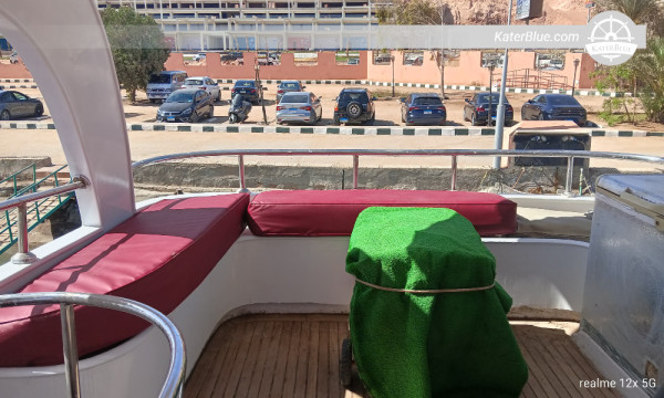 Noleggio privato di uno yacht a motore di 16,7 metri (55 piedi) con equipaggio, con partenza dal porto turistico di Porto Ain Sokhna: giornata dedicata al nuoto nella barriera corallina del Mar Rosso, alla pesca e al barbecue per 10 persone.