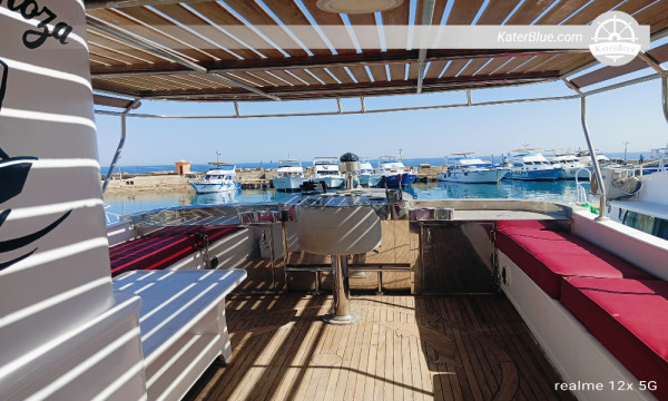 Noleggio privato di uno yacht a motore di 16,7 metri (55 piedi) con equipaggio, con partenza dal porto turistico di Porto Ain Sokhna: giornata dedicata al nuoto nella barriera corallina del Mar Rosso, alla pesca e al barbecue per 10 persone.
