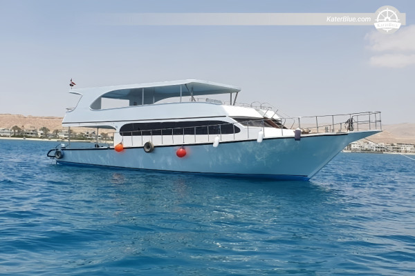 Noleggio privato di uno yacht a motore di 63 piedi con equipaggio per 10 ore, con partenza dal Sadat Marina di Ain El Sokhna – Crociera con nuoto, pesca e barbecue nella barriera corallina del Mar Rosso per 10 persone.