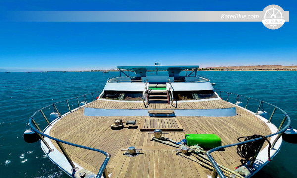 Noleggio privato di uno yacht a motore di 63 piedi con equipaggio per 10 ore, con partenza dal Sadat Marina di Ain El Sokhna – Crociera con nuoto, pesca e barbecue nella barriera corallina del Mar Rosso per 10 persone.