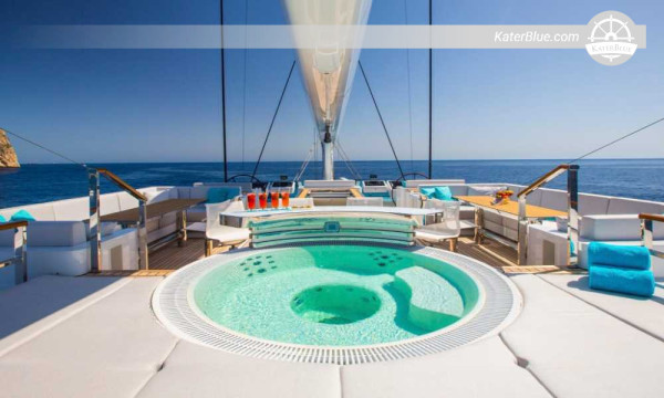 16-Day Luxury Sailing Yacht and Inland Southern Africa Journey from Cape Town to Zimbabwe via Mozambique and Zambia