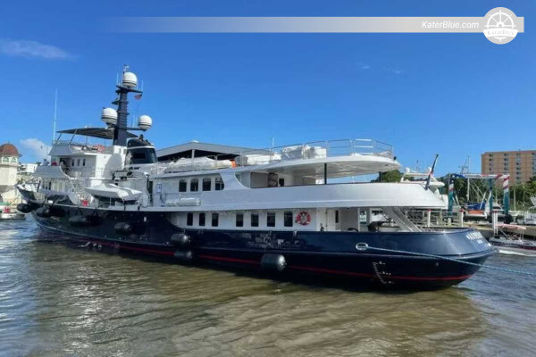 15-Day South Georgia and Antarctic Peninsula Luxury Charter from Ushuaia on a Fully Crewed 49m Explorer Yacht