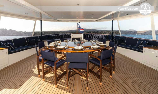 15-Day South Georgia and Antarctic Peninsula Luxury Charter from Ushuaia on a Fully Crewed 49m Explorer Yacht