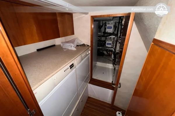 2001 Hatteras 65 Convertible for Sale – 19.81m Sportfishing Yacht, 3 Cabins, Boynton Beach Florida