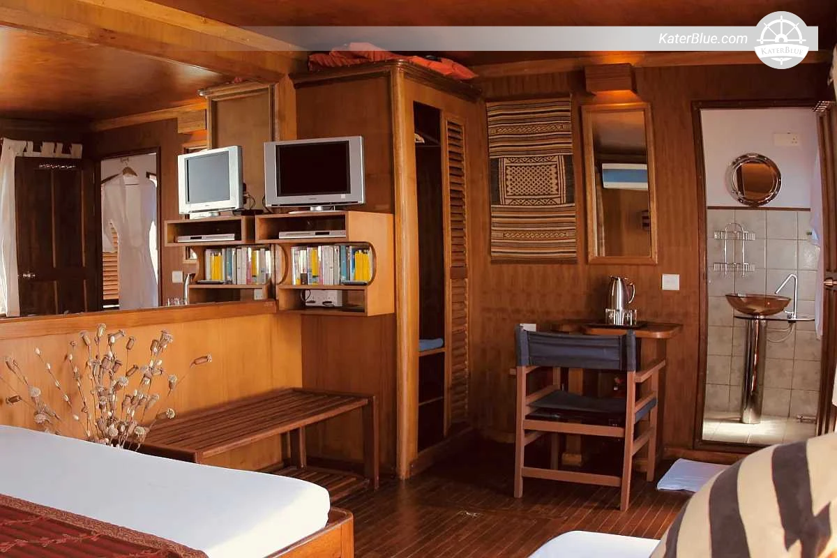 8 Day Private Yacht Charter South Malé Atoll Vaavu Atoll Maldives with Nurse Sharks Sandbanks Reefs & Island Culture for 6 Guests