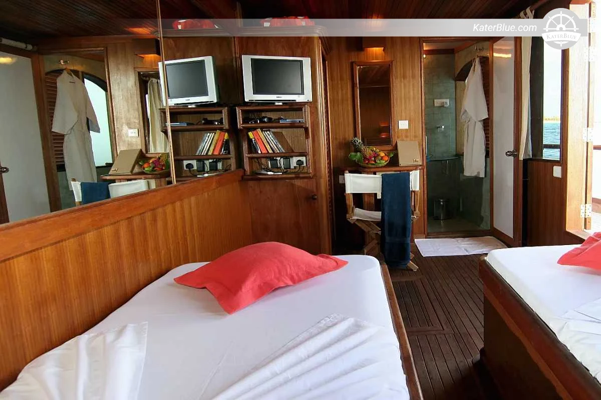 5 Days Private Crewed Maldives Dhoni Charter from Malé to North Malé Atoll Reefs, Sandbanks, Boduhithi Reef, Helengeli Reef, Coral Garden & Resort Transfers for 2-4 Guests