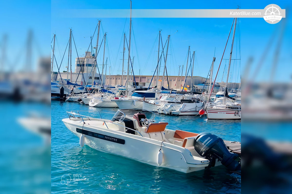 2023 Invictus CX240 Motor Boat for Sale in Almeria, Spain - 7.5m Italian Day Cruiser with Cabin