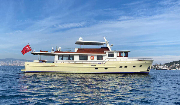 Speziell entworfene Luxusyacht in sehr gutem Zustand und niedrigen Motorstunden zum Verkauf in der Türkei