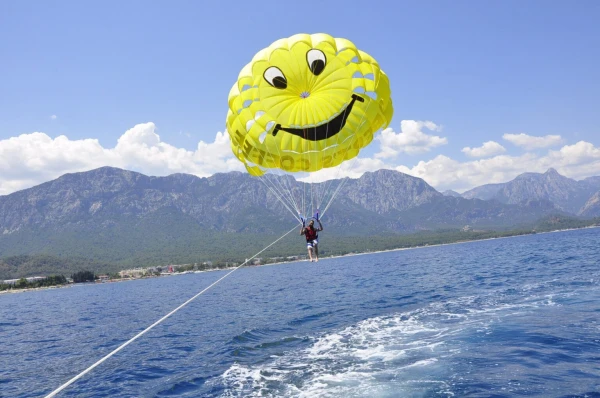 Parasailingactiviteit in Antalya Kemer, Turkije