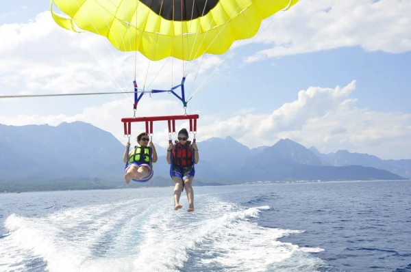 Parasailingactiviteit in Antalya Kemer, Turkije