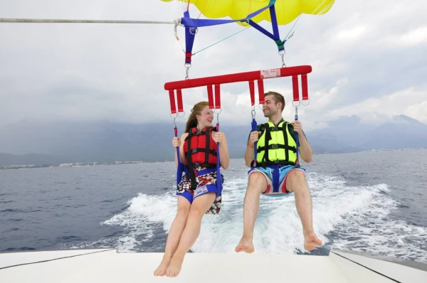 Parasailingactiviteit in Antalya Kemer, Turkije