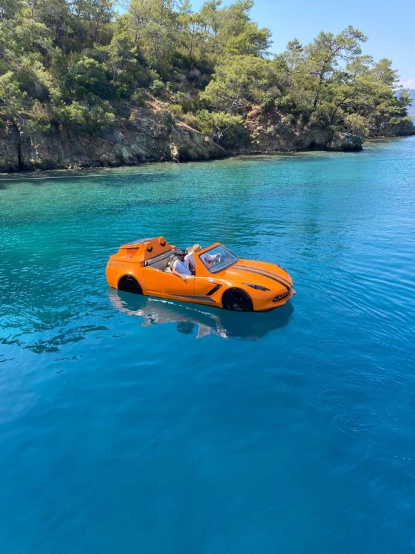 Huur een Jetcar Corvette VIP-dagtour met een zelfrijdende auto op het water in Göcek, Turkije.
