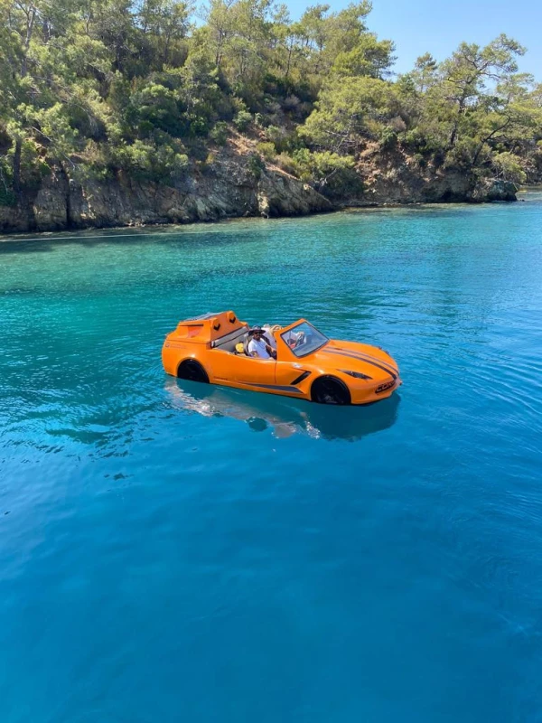 Huur een Jetcar Corvette VIP-dagtour met een zelfrijdende auto op het water in Göcek, Turkije.