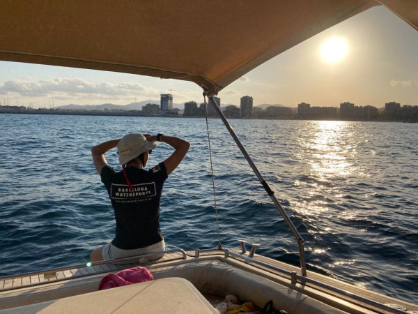 Meraviglioso viaggio privato di 2 ore in barca a vela Noleggio di uno yacht a motore a Barcellona, Spagna
