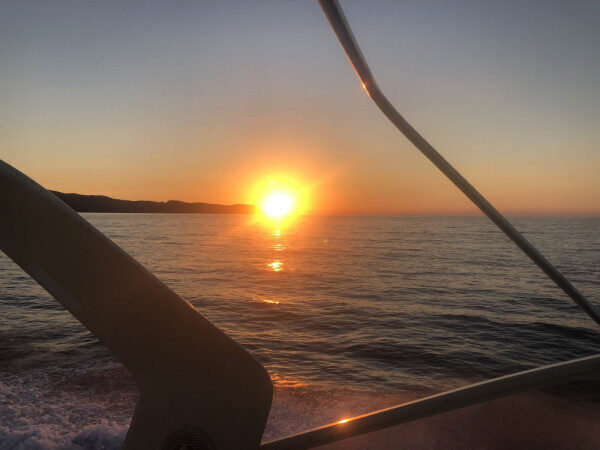 Meraviglioso viaggio privato di 2 ore in barca a vela Noleggio di uno yacht a motore a Barcellona, Spagna