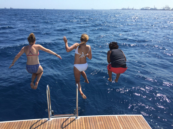 Meraviglioso viaggio privato di 2 ore in barca a vela Noleggio di uno yacht a motore a Barcellona, Spagna