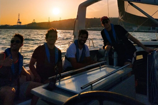 Crociera privata di mezza giornata in barca a vela Beneteau Oceanis41 a Barcellona, Spagna