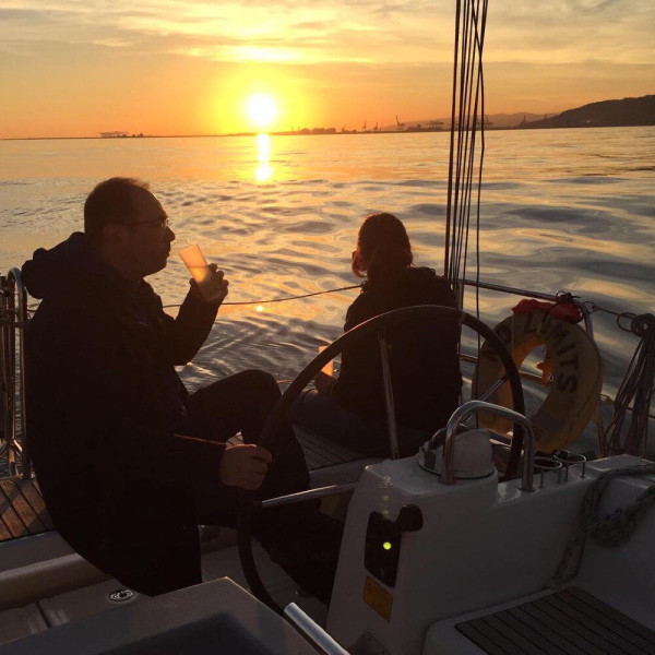 Crociera privata di mezza giornata in barca a vela Beneteau Oceanis41 a Barcellona, Spagna