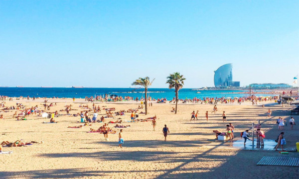 Escursione in barca a vela di un'intera giornata a Barcellona, ​​Spagna.
