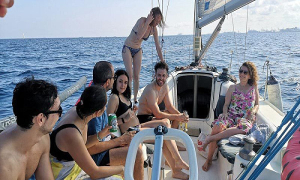 3-satni privatni izlet jedrenjem na regatnoj jedrilici u Barceloni, Španjolska