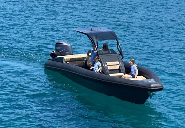 Yunanistan'ın Aliki kentinde yüksek kaliteli RIB bot kaptanı ile 4x90 su deneyimi.