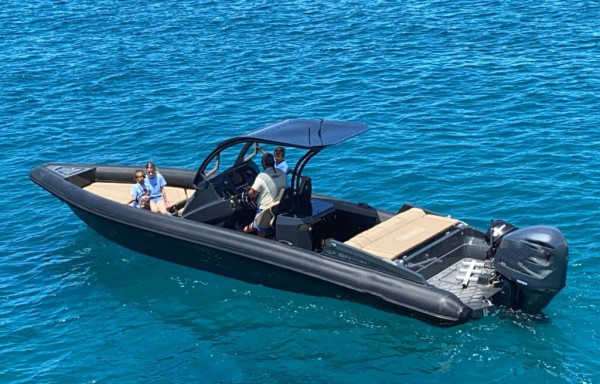 Yunanistan'ın Aliki kentinde yüksek kaliteli RIB bot kaptanı ile 4x90 su deneyimi.