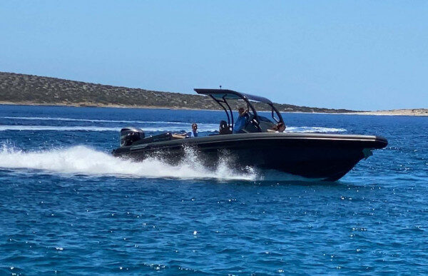Yunanistan'ın Aliki kentinde yüksek kaliteli RIB bot kaptanı ile 4x90 su deneyimi.