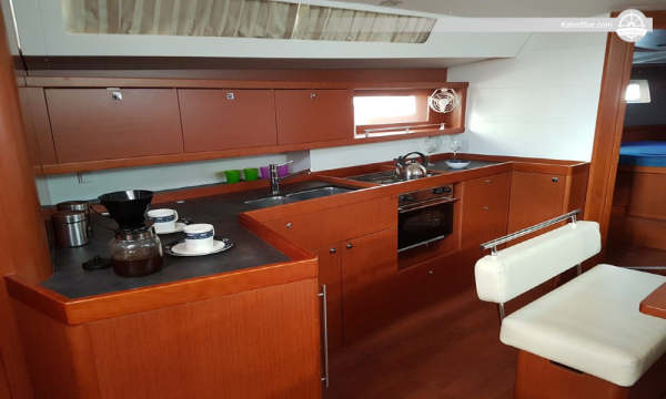 Pronájem plachetnice Oceanis 45 (4 kajuty) týdně na Lefkadě v Řecku