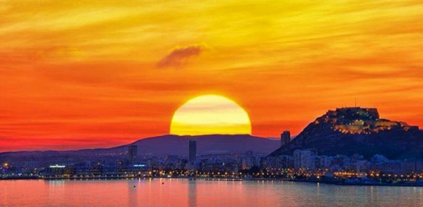 İspanya'nın Alicante şehrinde eşinizle romantik bir akşam yat kiralama deneyiminin tadını çıkarın.