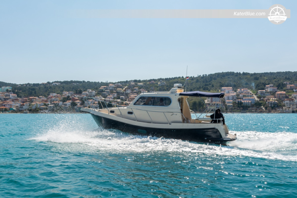 Quality motor boat tour in croatian blue waters Trogir-Croatia