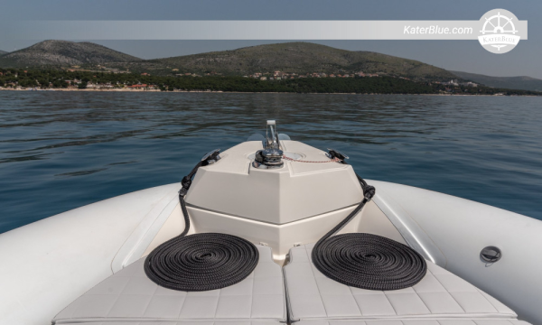Geniet van een duik in de Blauwe Grot in Trogir, Kroatië.