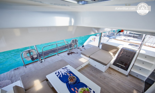 Pelayaran mingguan dengan kapal Lagoon 52 dan kapten dari Marmaris, Turki.