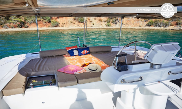 Pelayaran mingguan dengan kapal Lagoon 52 dan kapten dari Marmaris, Turki.