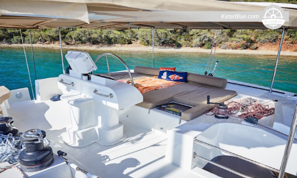 Pelayaran mingguan dengan kapal Lagoon 52 dan kapten dari Marmaris, Turki.