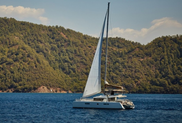 Pelayaran mingguan dengan kapal Lagoon 52 dan kapten dari Marmaris, Turki.