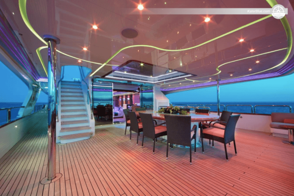 7denní luxusní pronájem soukromé jachty | Dubajský přístav na palubě jachty Benetti Code 8 – Palm Jumeirah, Světové ostrovy a Sir Bani Yas