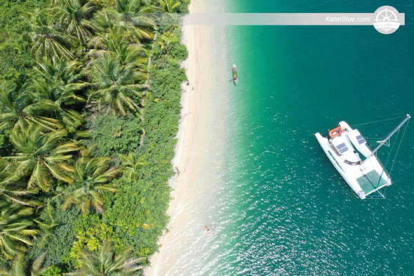 Luxury catamaran crewed charter Coral-Gardens Panama
